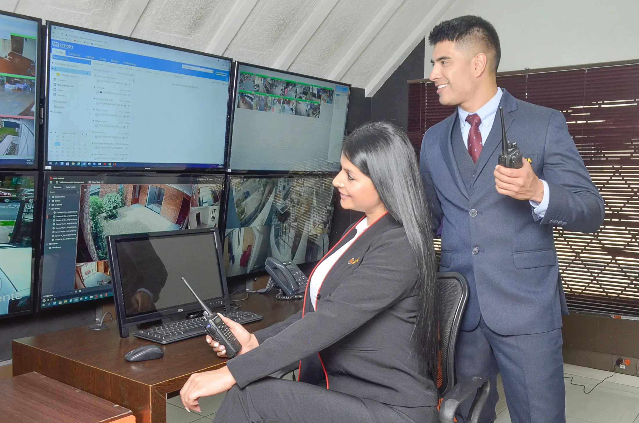 Operadores de monitoreo de Alpha Seguridad en un centro de control